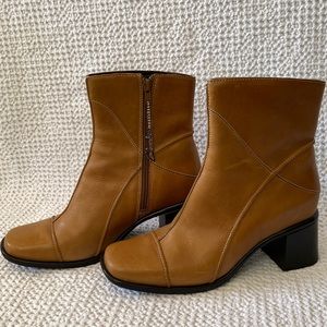 8.5 Clarks Women tan zip up leather ankle heeled boots with square toe